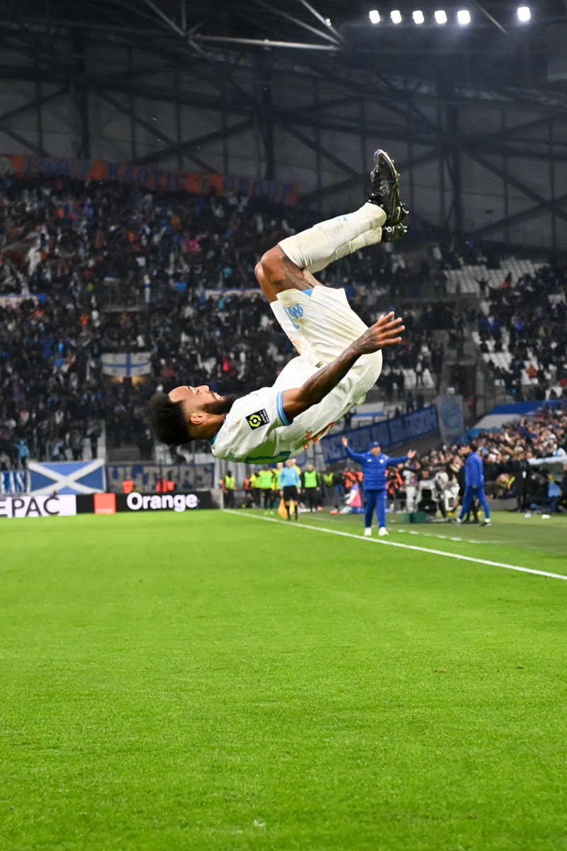 kaiyun sports- C罗重返赛场，表现优异首场状态出色，独行侠观众沸腾！全场沸腾不已