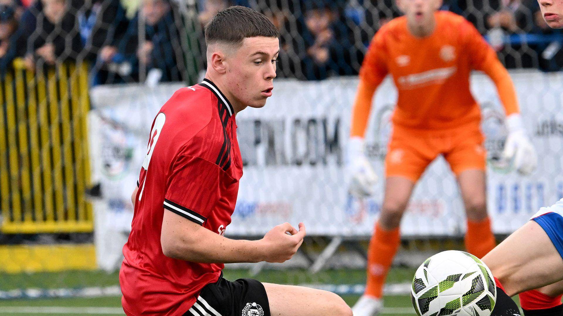 开云-曼联前途光明！，费德勒新星出色防守表现突出比赛高潮迭起(费德勒温网倒地不起)